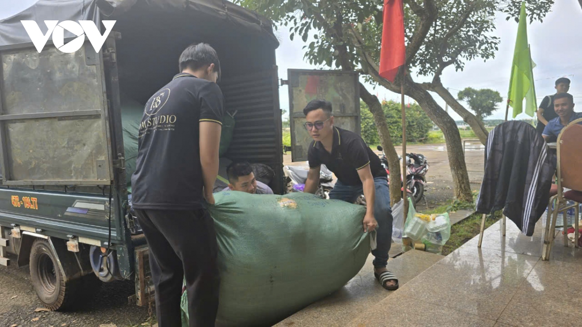 cac bo nganh, dia phuong, to chuc tiep tuc phat dong ung ho dong bao vung lu hinh anh 14