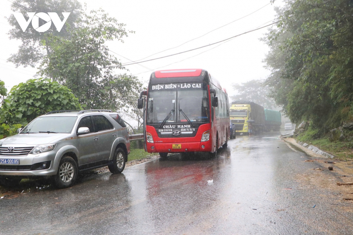 quoc lo 4d lai chau di lao cai van chua the thong duong hinh anh 3