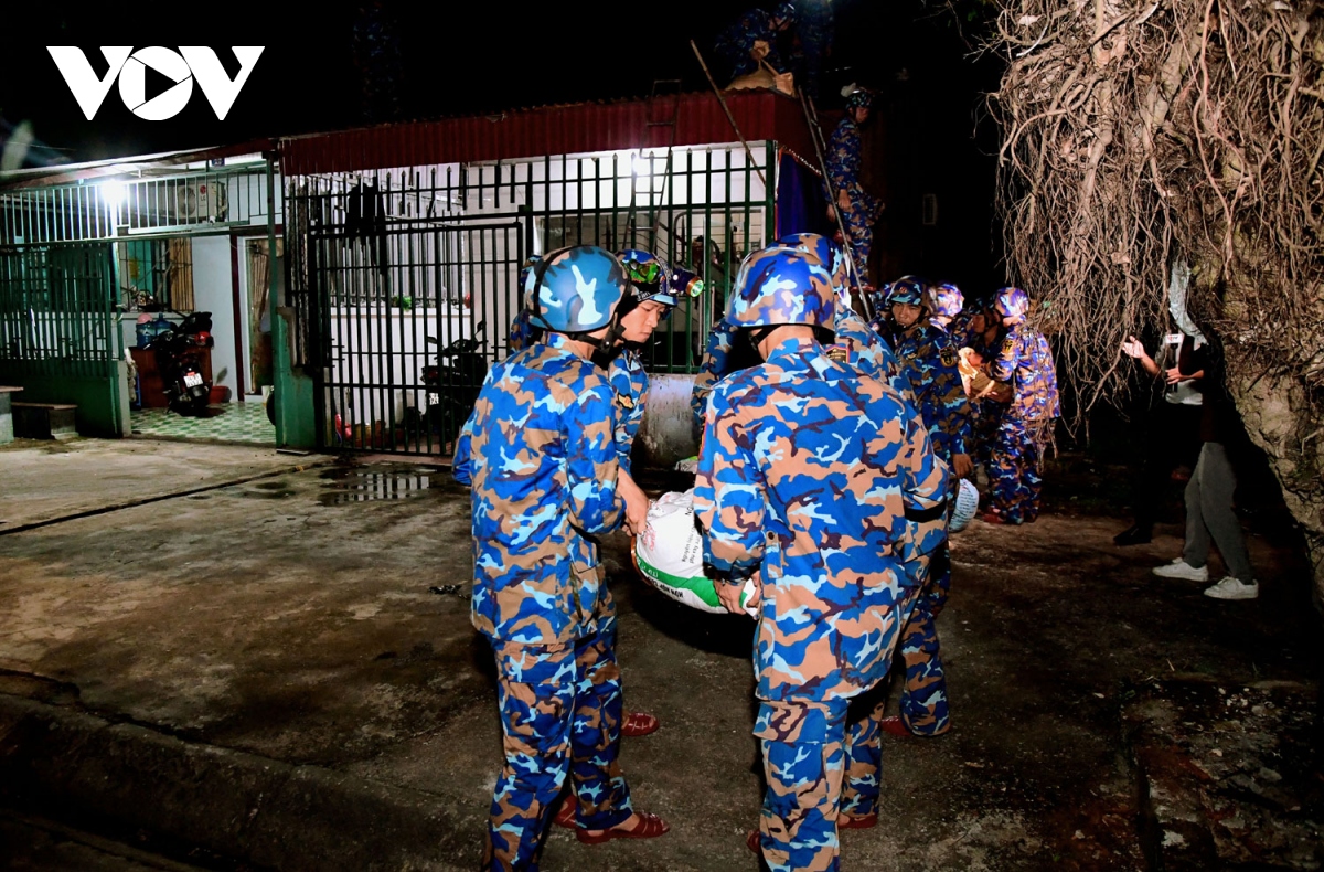 vung 1 hai quan giup dan chang chong nha cua xuyen dem hinh anh 2