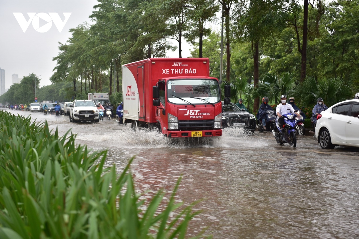 noi do ha noi nhieu noi bien thanh song do con mua lon tu dem qua va sang nay hinh anh 1