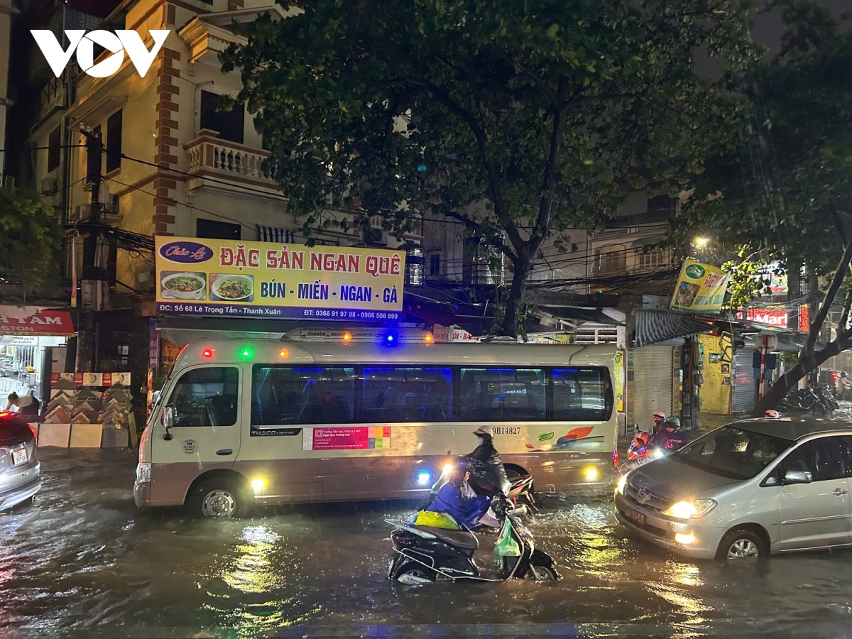 noi do ha noi nhieu noi bien thanh song do con mua lon tu dem qua va sang nay hinh anh 15