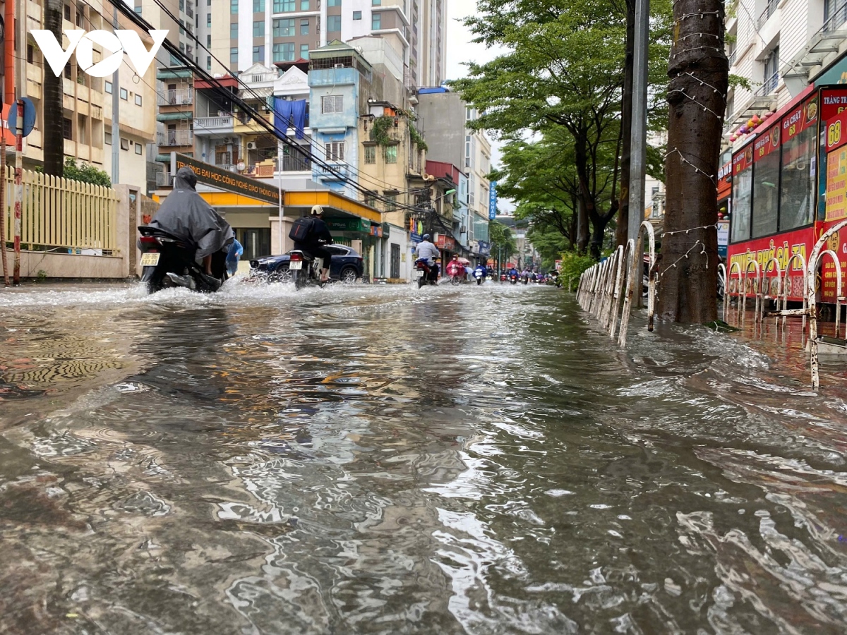 noi do ha noi nhieu noi bien thanh song do con mua lon tu dem qua va sang nay hinh anh 11