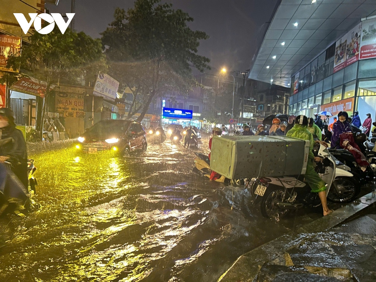 noi do ha noi nhieu noi bien thanh song do con mua lon tu dem qua va sang nay hinh anh 17