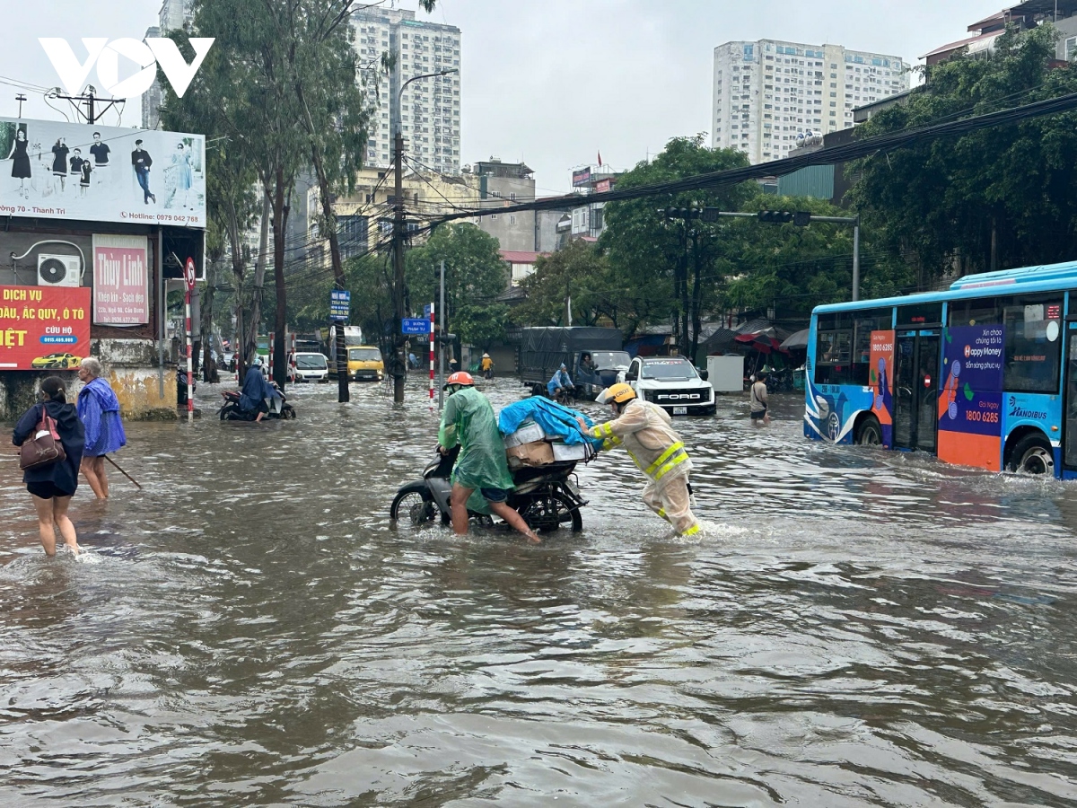 noi do ha noi nhieu noi bien thanh song do con mua lon tu dem qua va sang nay hinh anh 2