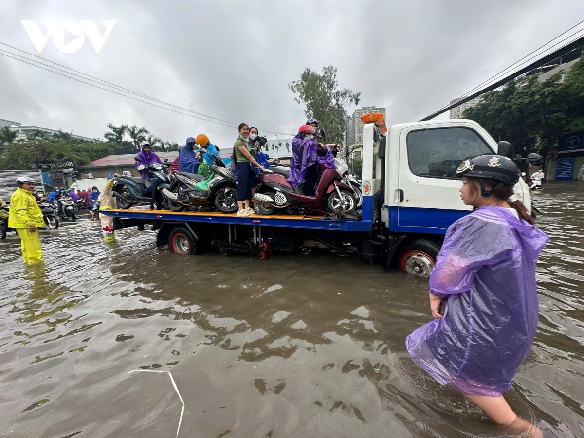 noi do ha noi nhieu noi bien thanh song do con mua lon tu dem qua va sang nay hinh anh 3