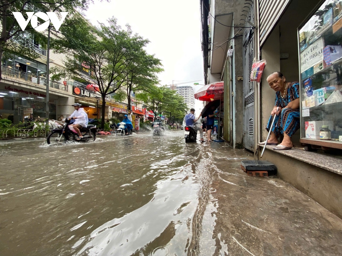 noi do ha noi nhieu noi bien thanh song do con mua lon tu dem qua va sang nay hinh anh 13