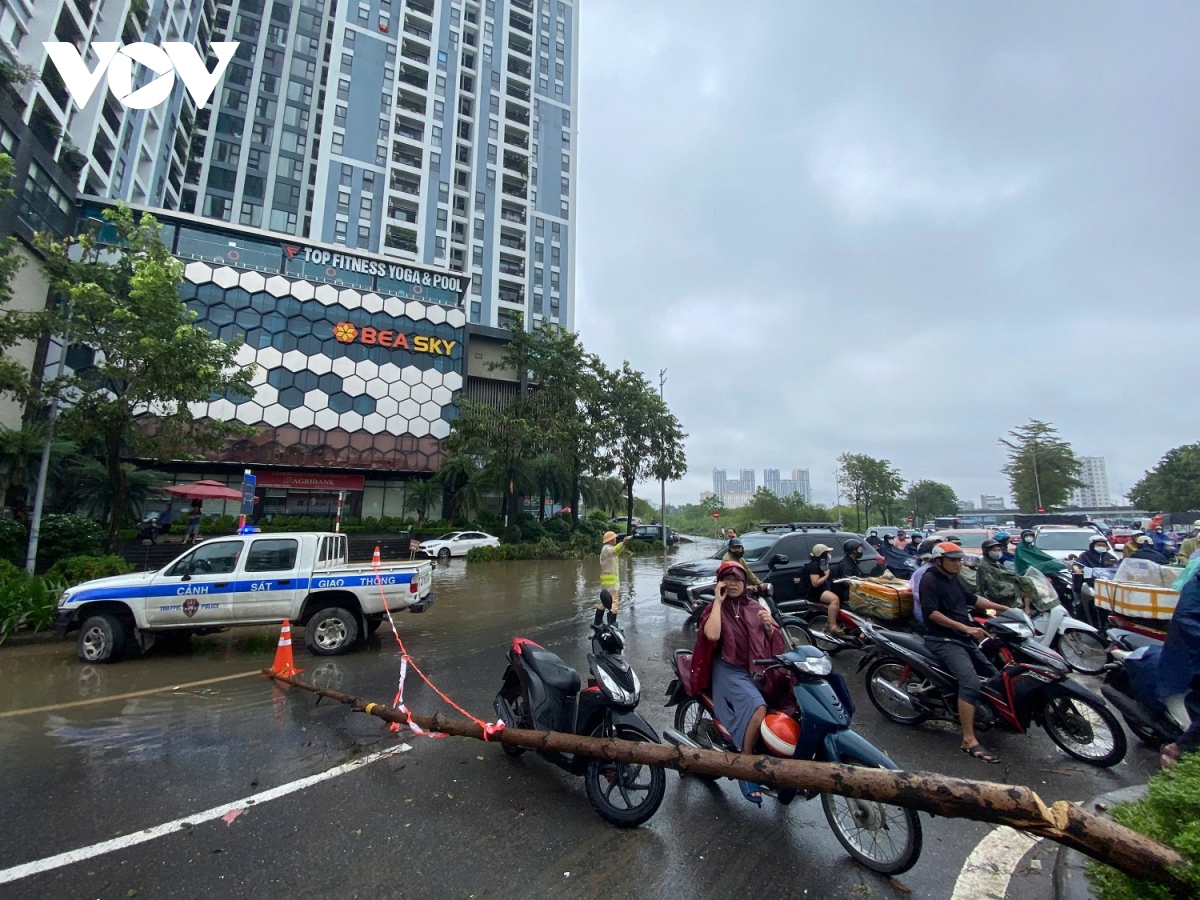 noi do ha noi nhieu noi bien thanh song do con mua lon tu dem qua va sang nay hinh anh 5