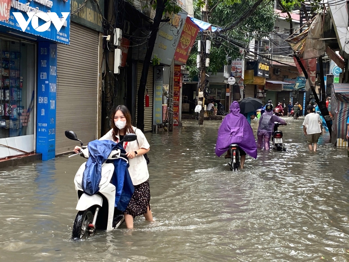 noi do ha noi nhieu noi bien thanh song do con mua lon tu dem qua va sang nay hinh anh 12