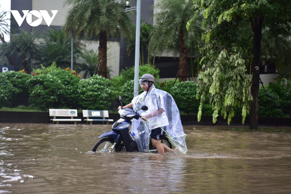 noi do ha noi nhieu noi bien thanh song do con mua lon tu dem qua va sang nay hinh anh 9