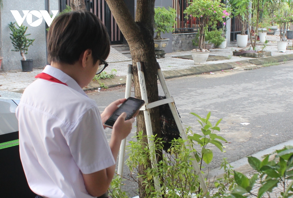Hạn chế sử dụng điện thoại trong trường học, giúp học sinh chú tâm học tập