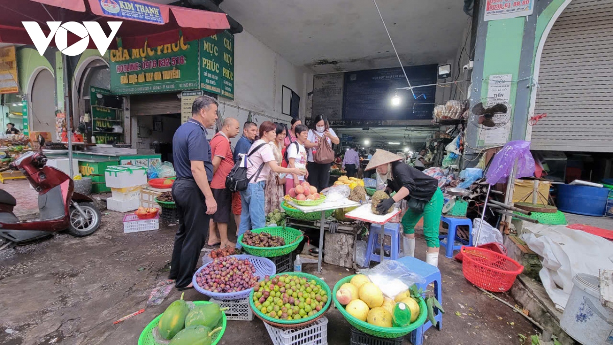 hang hoa e am, rau xanh tang gia tai ha long, quang ninh sau bao yagi hinh anh 2