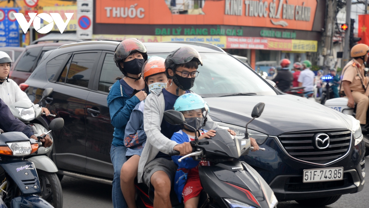 dong nguoi un un do ve tp.hcm, cac cua ngo dong nghet hinh anh 6