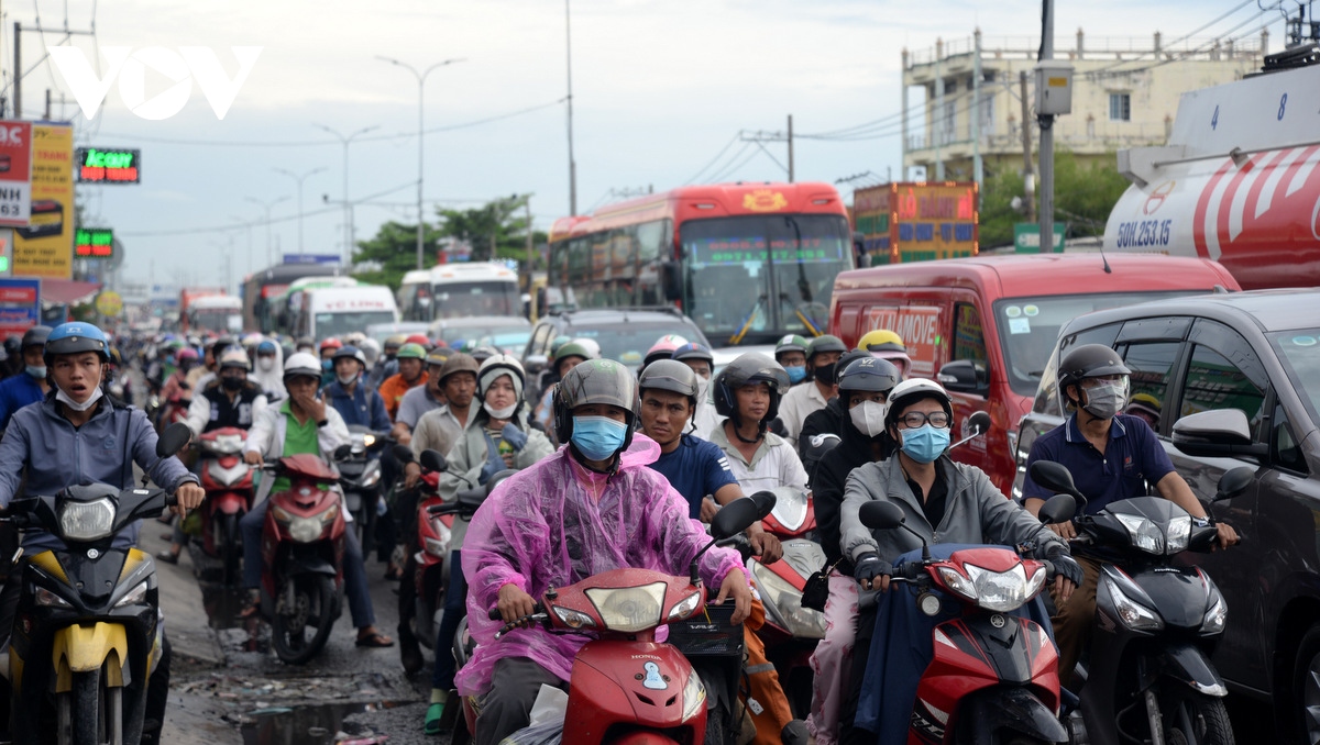 dong nguoi un un do ve tp.hcm, cac cua ngo dong nghet hinh anh 7