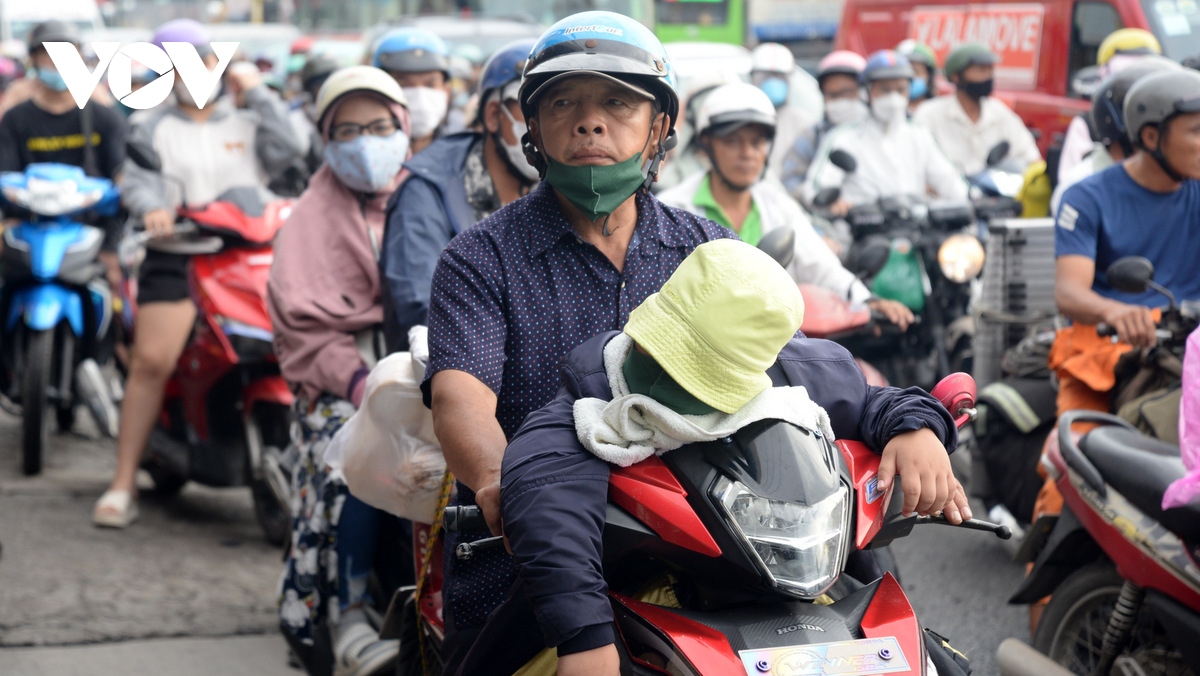 dong nguoi un un do ve tp.hcm, cac cua ngo dong nghet hinh anh 11