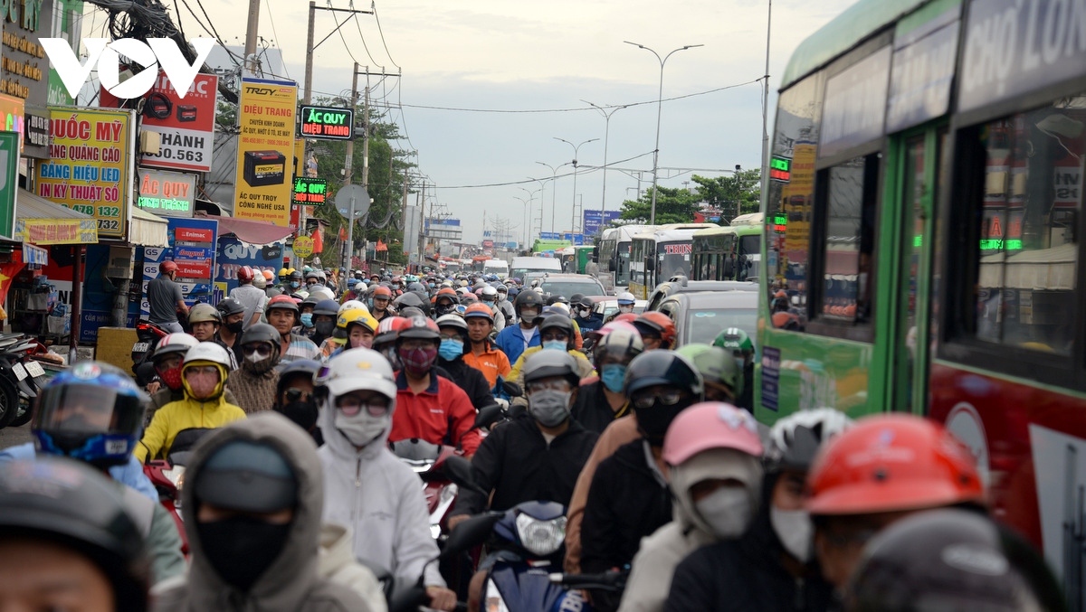 dong nguoi un un do ve tp.hcm, cac cua ngo dong nghet hinh anh 10