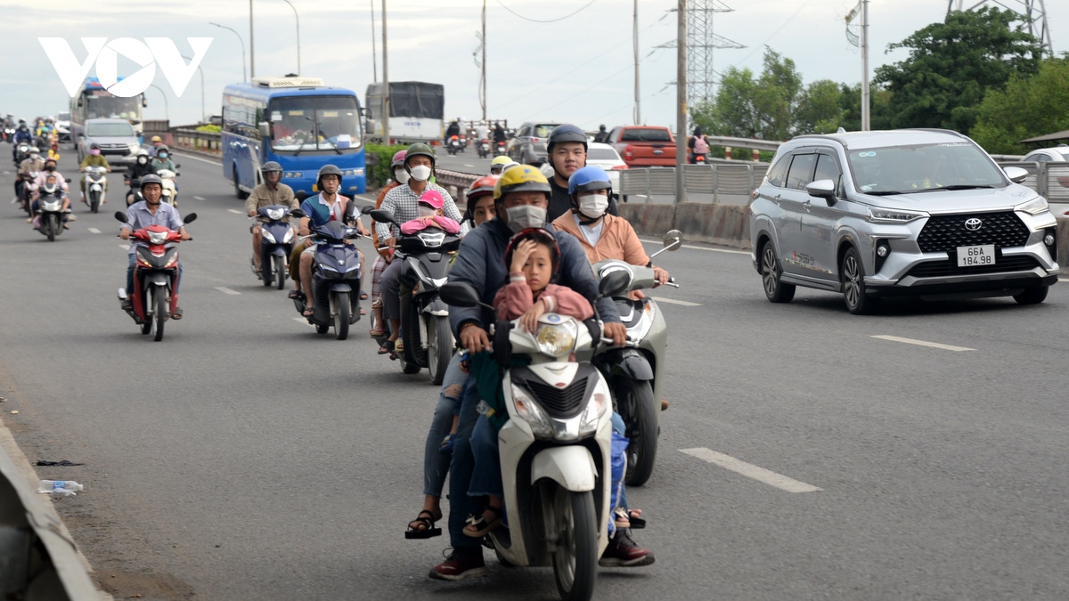 dong nguoi un un do ve tp.hcm, cac cua ngo dong nghet hinh anh 12