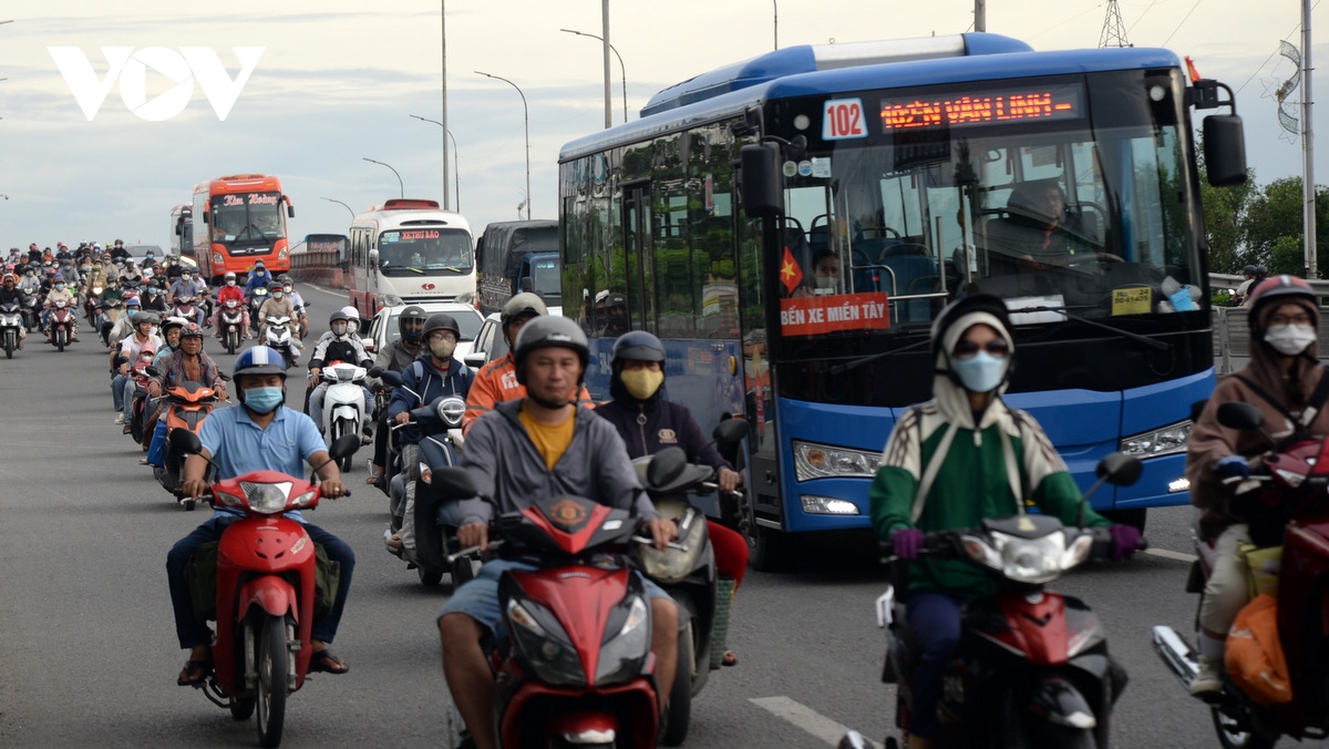 dong nguoi un un do ve tp.hcm, cac cua ngo dong nghet hinh anh 14