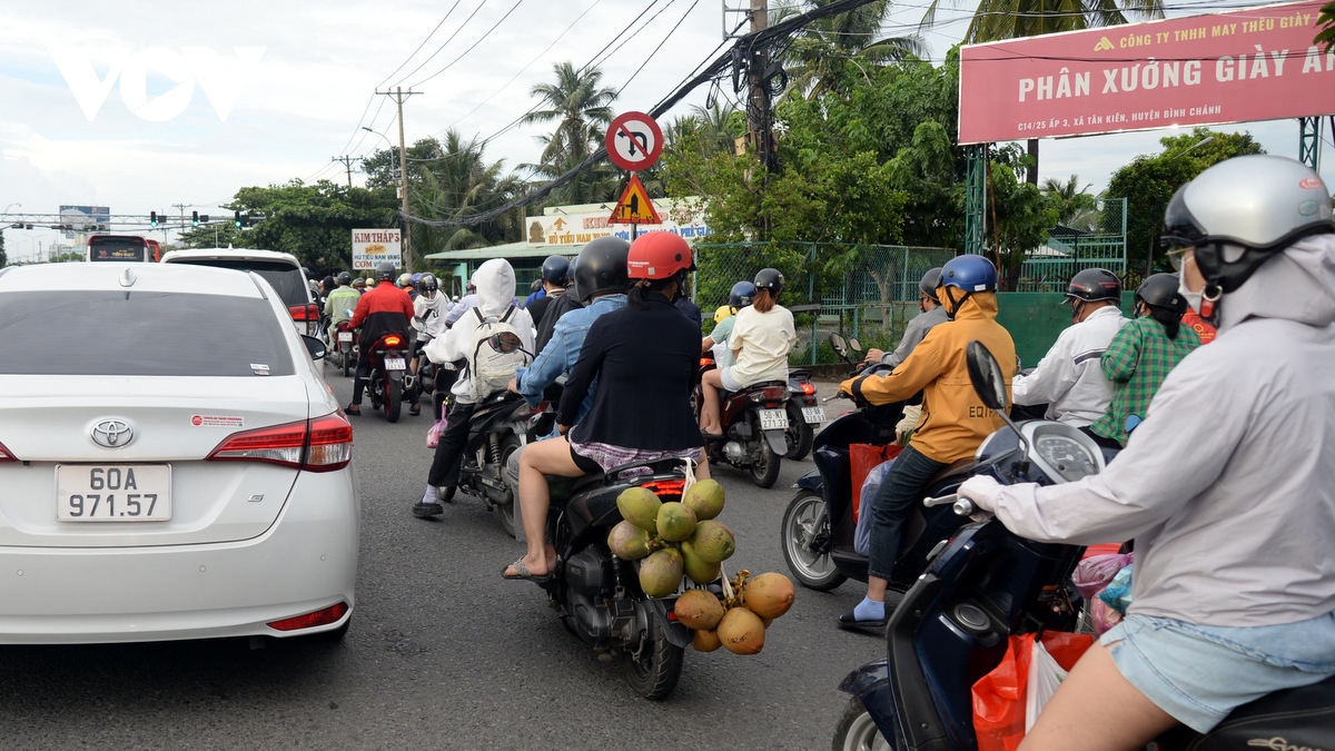 dong nguoi un un do ve tp.hcm, cac cua ngo dong nghet hinh anh 15