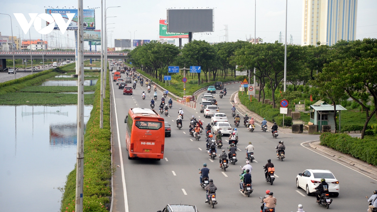 dong nguoi un un do ve tp.hcm, cac cua ngo dong nghet hinh anh 17