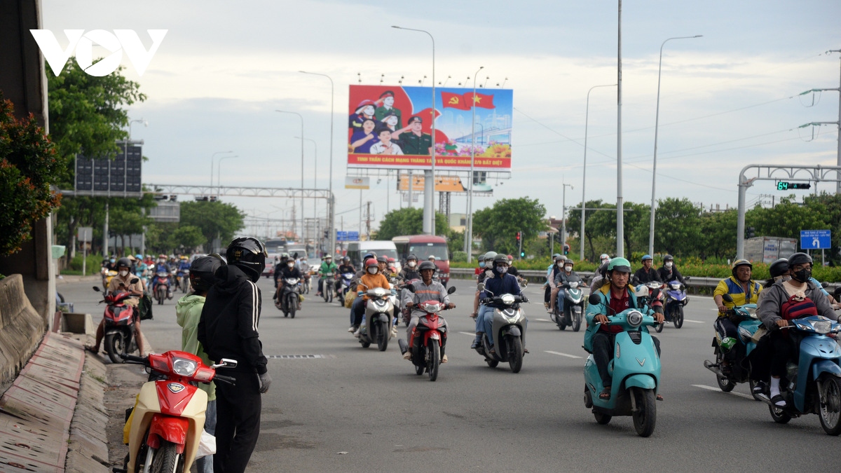 dong nguoi un un do ve tp.hcm, cac cua ngo dong nghet hinh anh 18