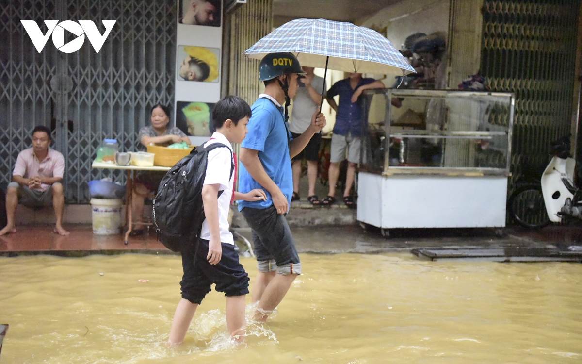 lu len nhanh, tre em ven song hong o ha noi vat va loi nuoc den truong hinh anh 12