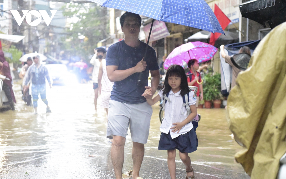 lu len nhanh, tre em ven song hong o ha noi vat va loi nuoc den truong hinh anh 11