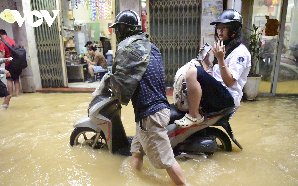 lu len nhanh, tre em ven song hong o ha noi vat va loi nuoc den truong hinh anh 8