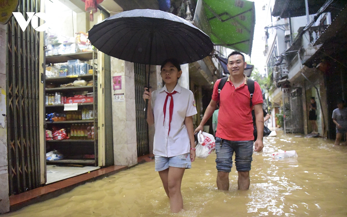 lu len nhanh, tre em ven song hong o ha noi vat va loi nuoc den truong hinh anh 6