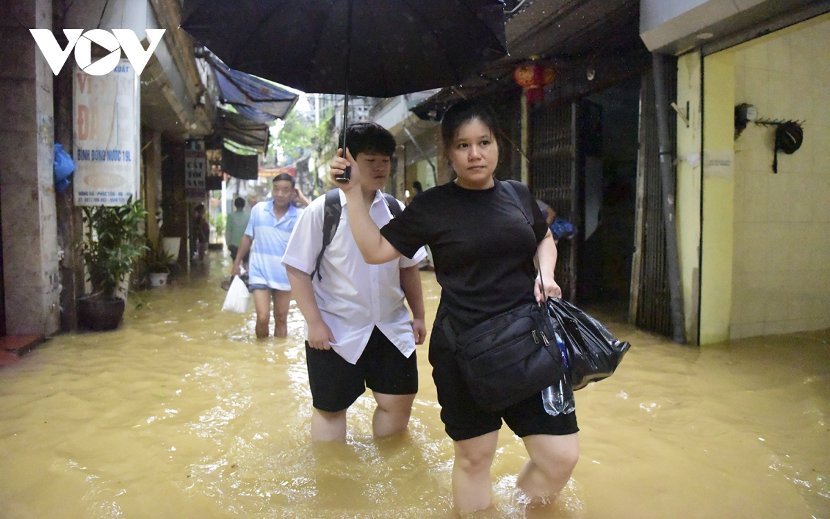 lu len nhanh, tre em ven song hong o ha noi vat va loi nuoc den truong hinh anh 7