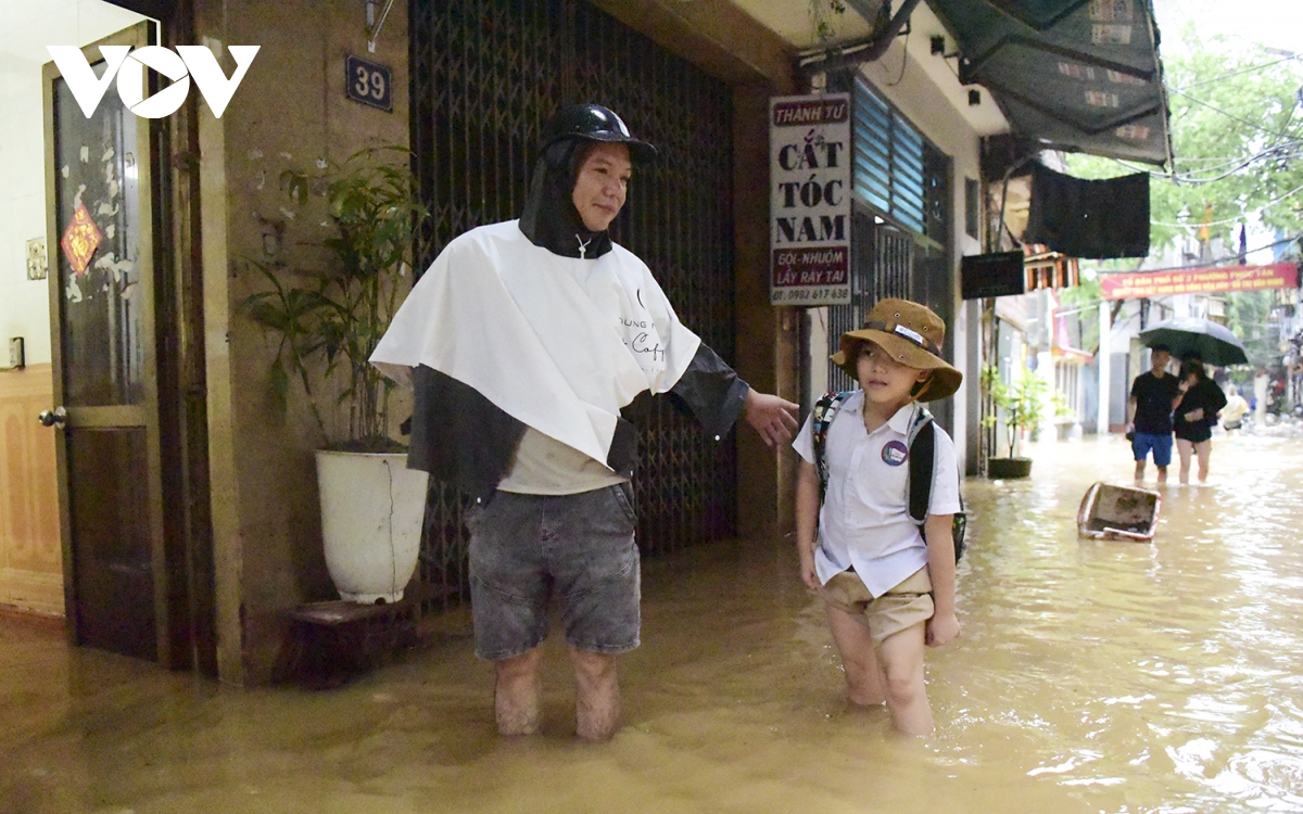 lu len nhanh, tre em ven song hong o ha noi vat va loi nuoc den truong hinh anh 3