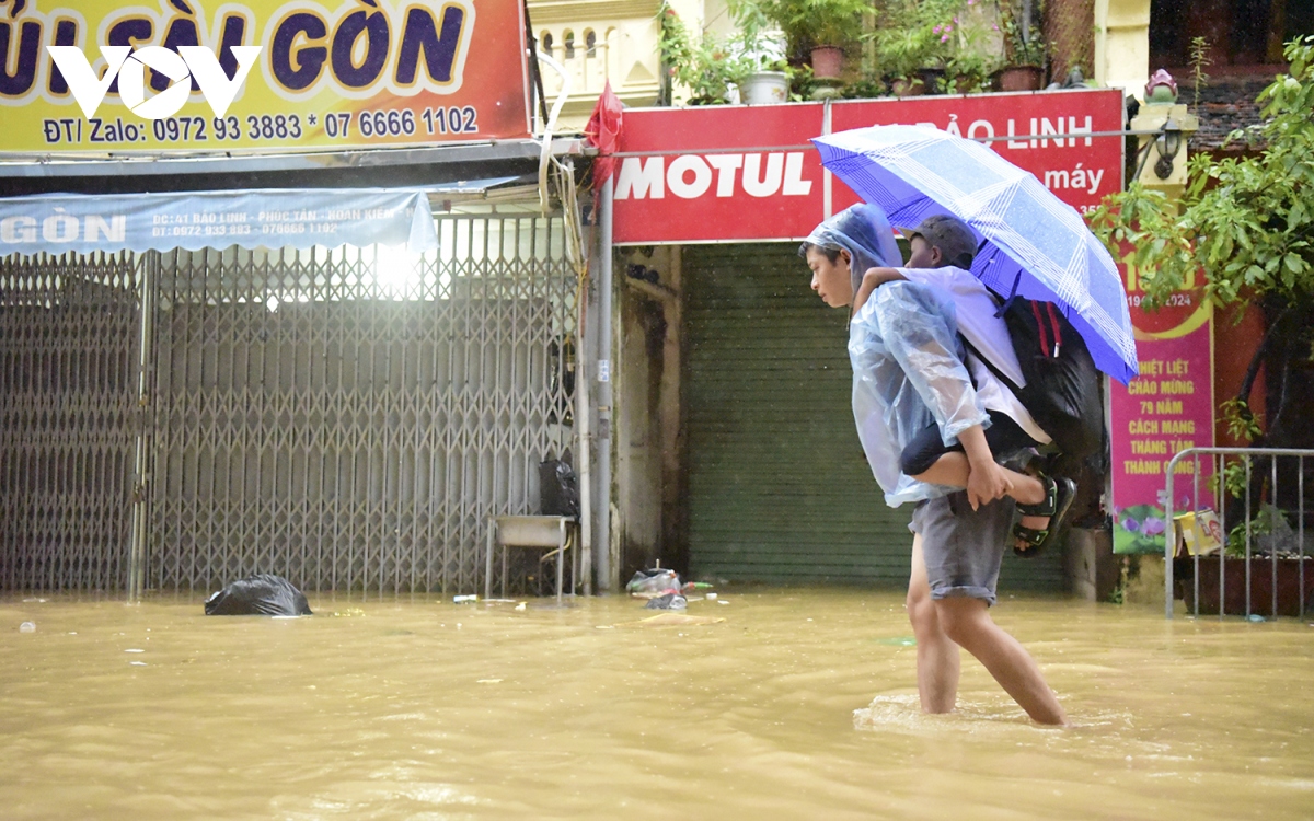 lu len nhanh, tre em ven song hong o ha noi vat va loi nuoc den truong hinh anh 9