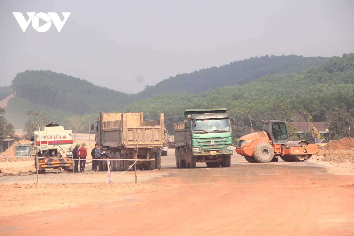 cong nhan lam xuyen le quoc khanh tren du an cao toc van ninh - cam lo hinh anh 5