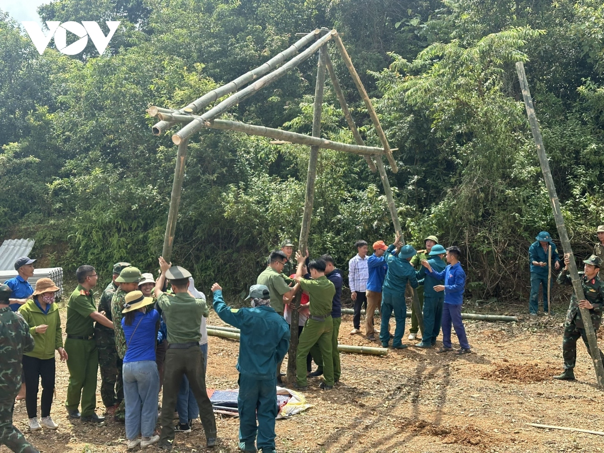 ngay dem dung lan trai, di chuyen dan khoi vung nguy co sat lo o son la hinh anh 4