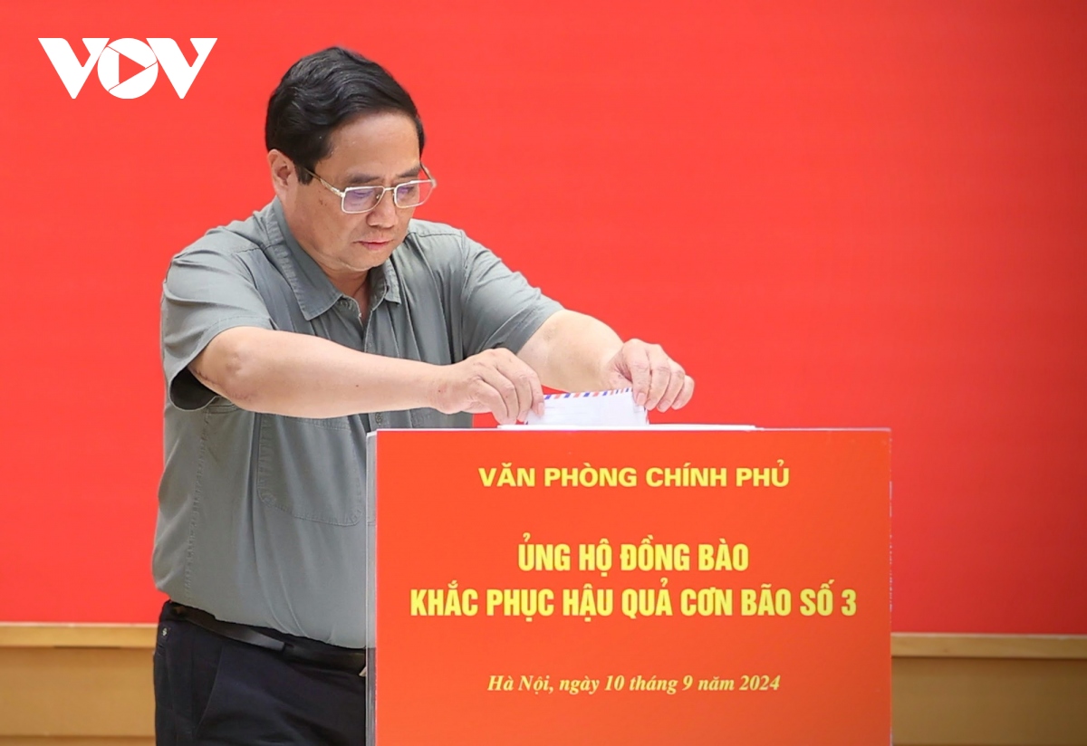 thu tuong cung can bo van phong chinh phu quyen gop ung ho dong bao vung bao lu hinh anh 1