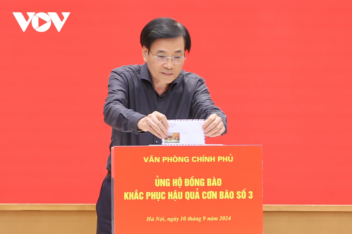 thu tuong cung can bo van phong chinh phu quyen gop ung ho dong bao vung bao lu hinh anh 2