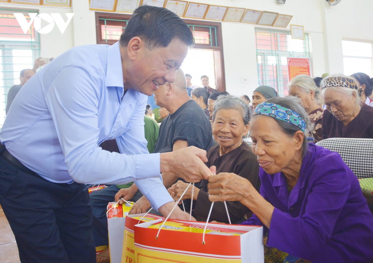 chu nhiem Uy ban kiem tra trung uong tham, tang qua nguoi dan vung bao lu bac ninh hinh anh 2