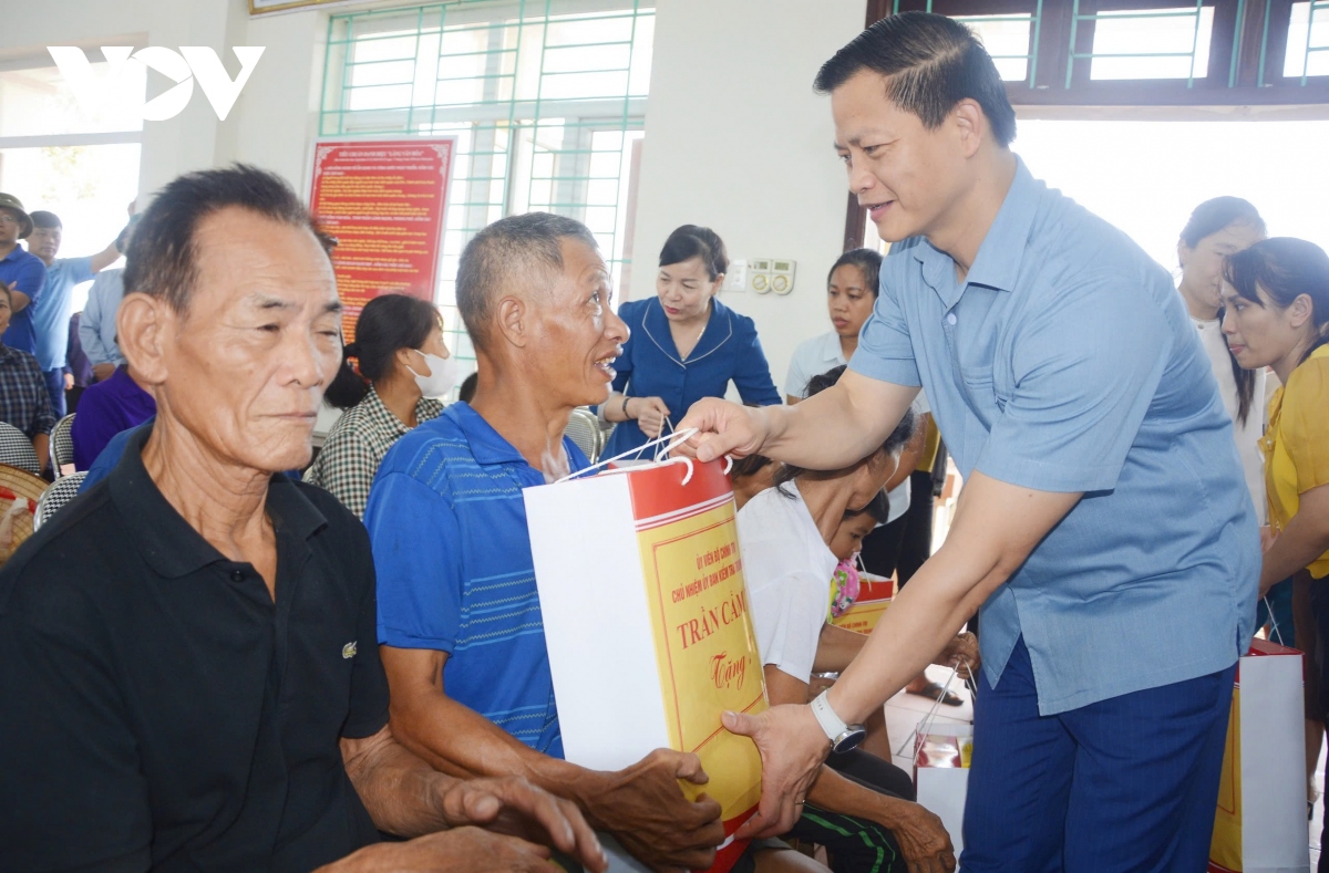 chu nhiem Uy ban kiem tra trung uong tham, tang qua nguoi dan vung bao lu bac ninh hinh anh 5