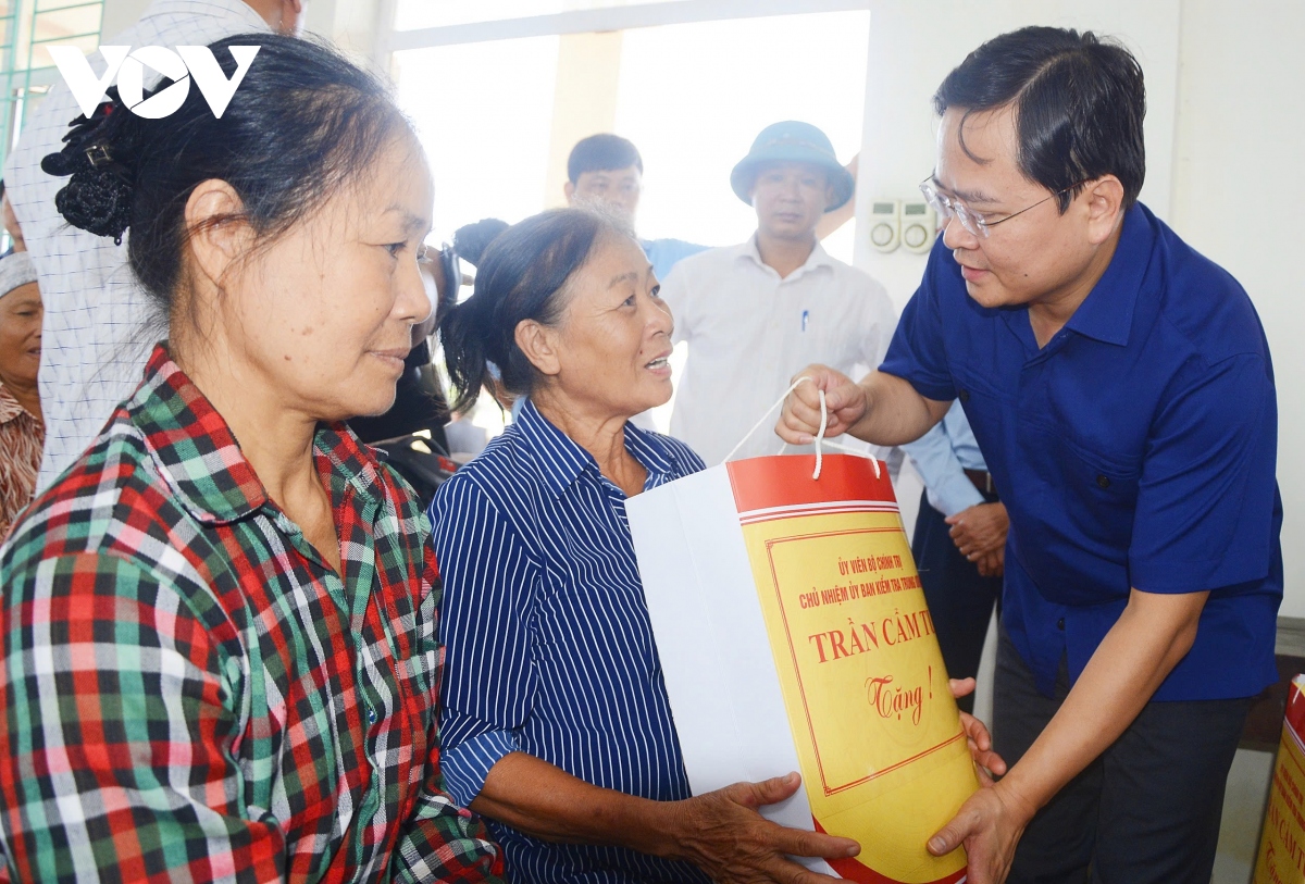 chu nhiem Uy ban kiem tra trung uong tham, tang qua nguoi dan vung bao lu bac ninh hinh anh 4