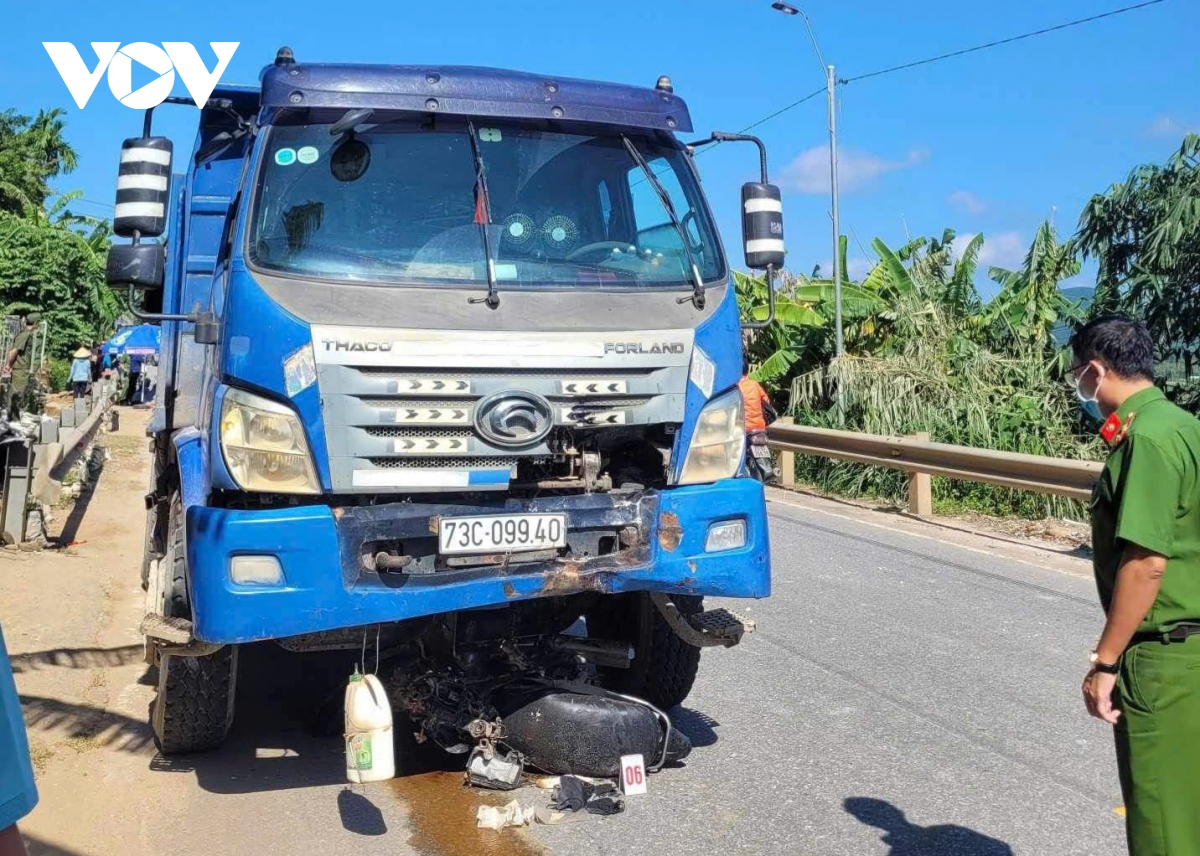 Xe máy va chạm với ô tô, một người tử vong