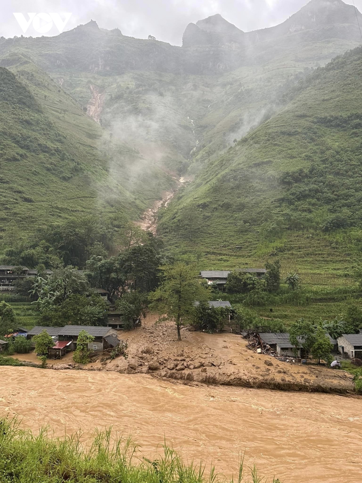 mot chau be o meo vac ha giang tu vong do lu cuon troi hinh anh 3