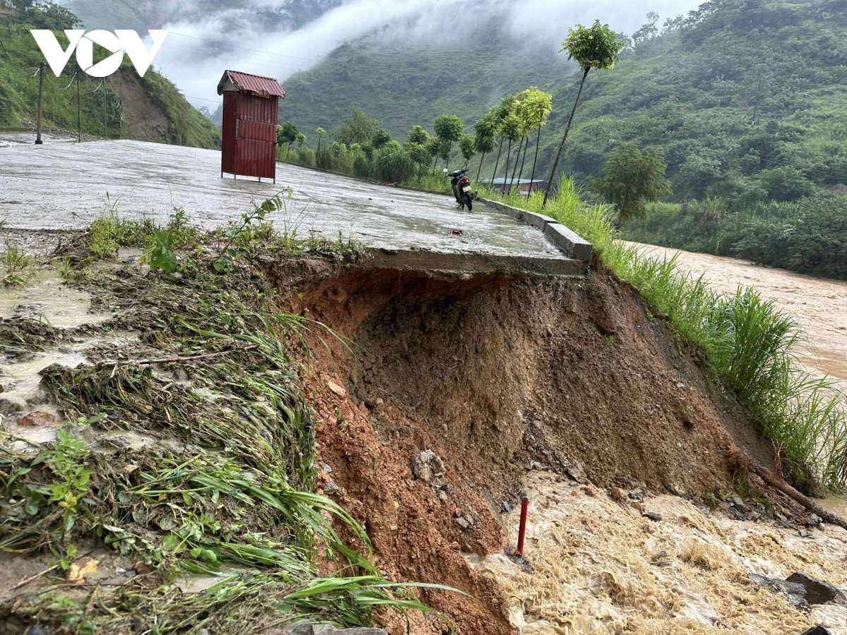 mot chau be o meo vac ha giang tu vong do lu cuon troi hinh anh 1