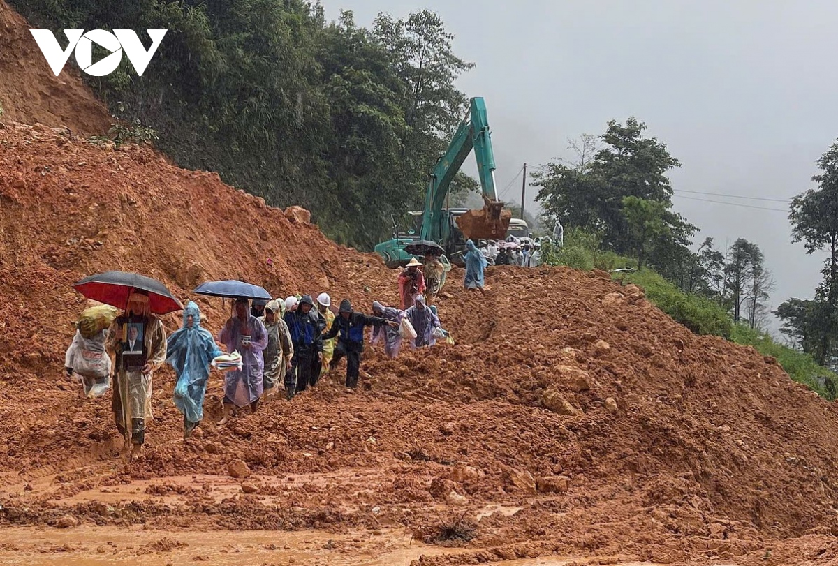 quoc lo 4d lai chau di lao cai van chua the thong duong hinh anh 1