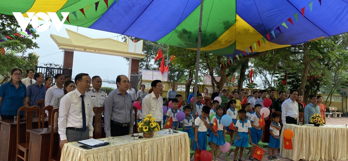 nhung le khai giang giua bien khoi hinh anh 1