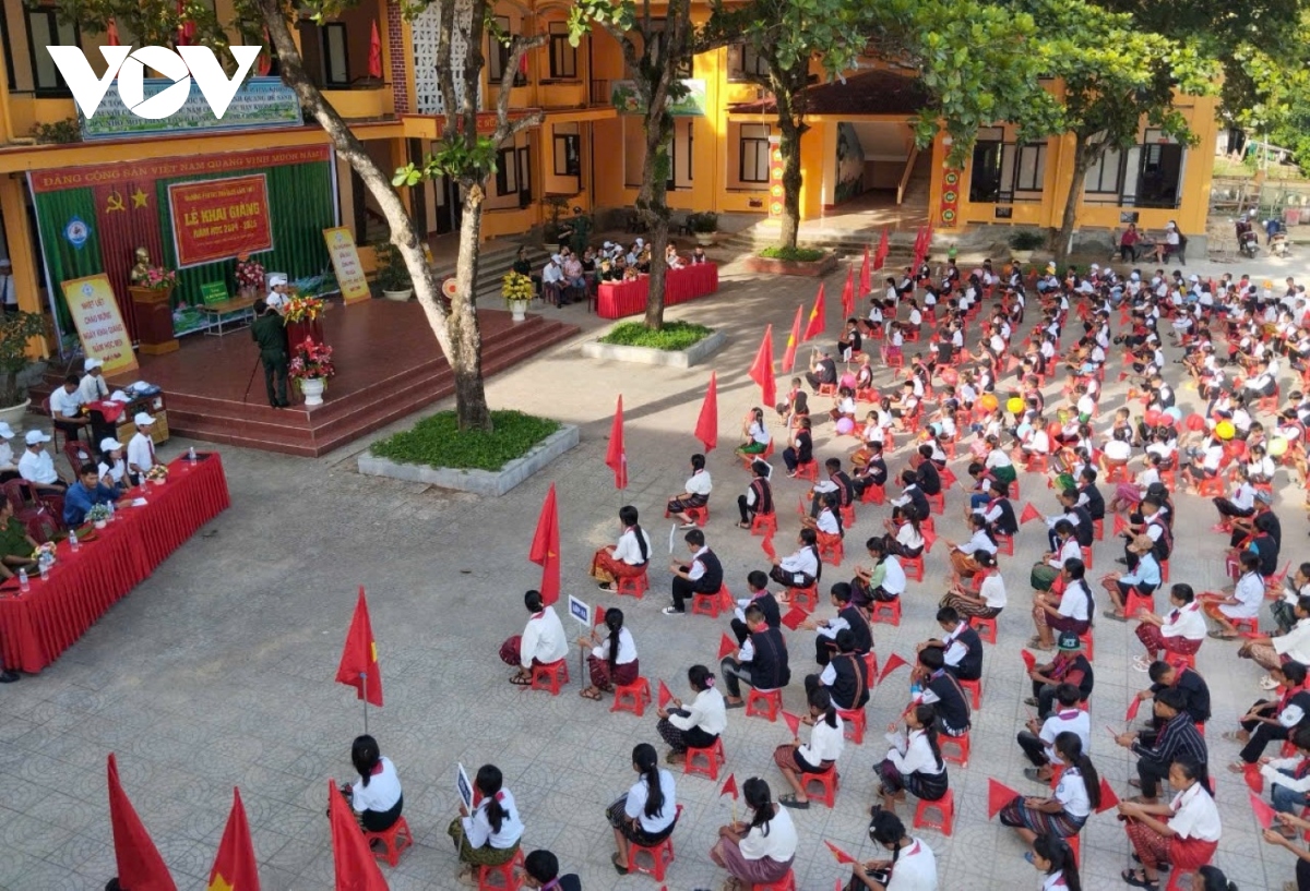 le khai giang nam hoc moi tai mien trung gon nhe, trang trong hinh anh 2