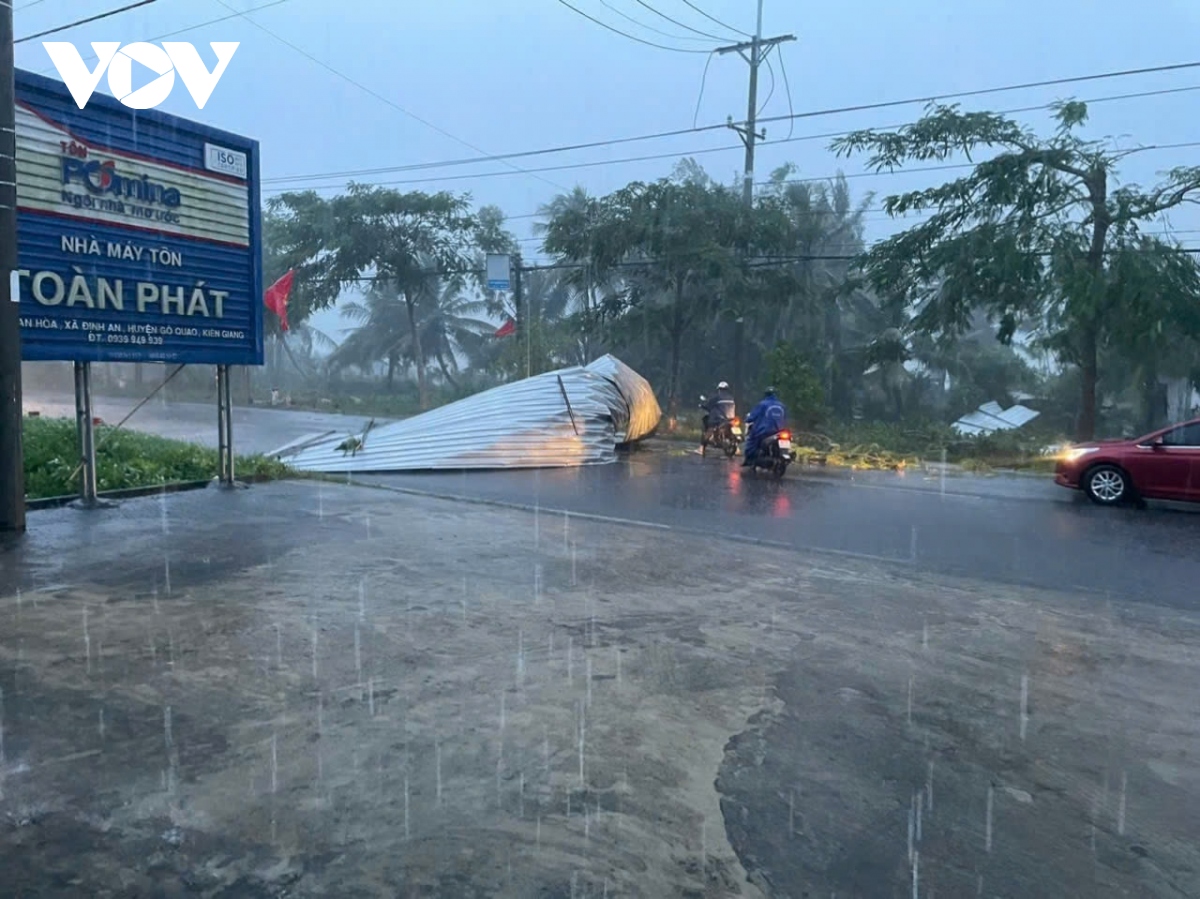 Mưa dông, lốc xoáy gây thiệt hại ở nhiều địa phương