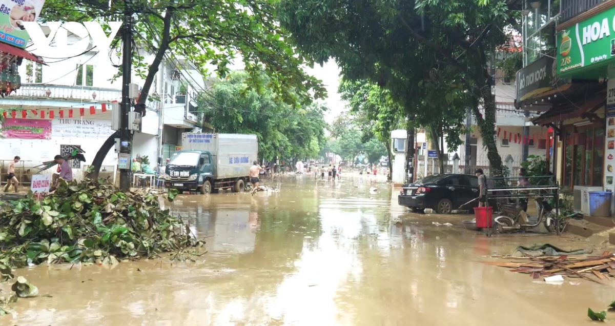 nuoc rut den dau, nguoi dan thanh pho lao cai don dep den do hinh anh 1