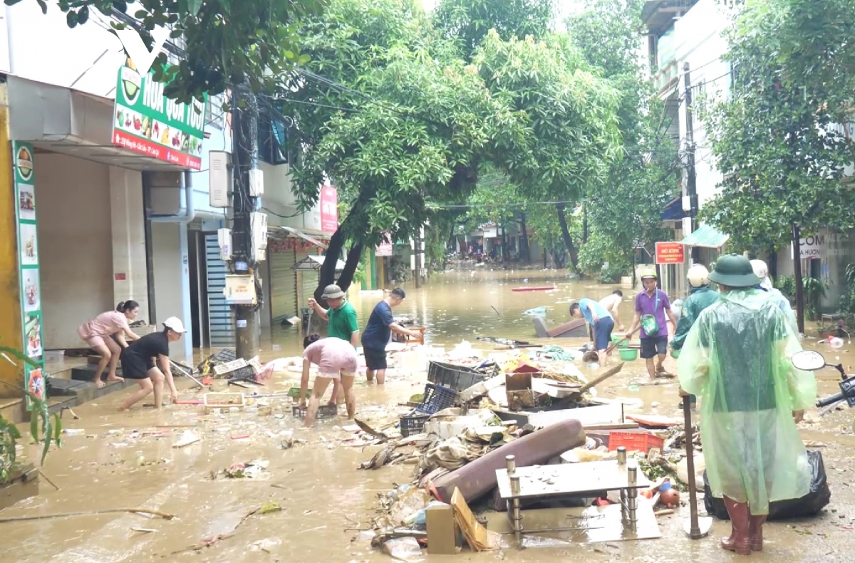 nuoc rut den dau, nguoi dan thanh pho lao cai don dep den do hinh anh 2