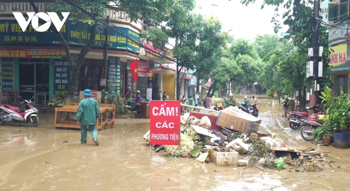 nuoc rut den dau, nguoi dan thanh pho lao cai don dep den do hinh anh 3