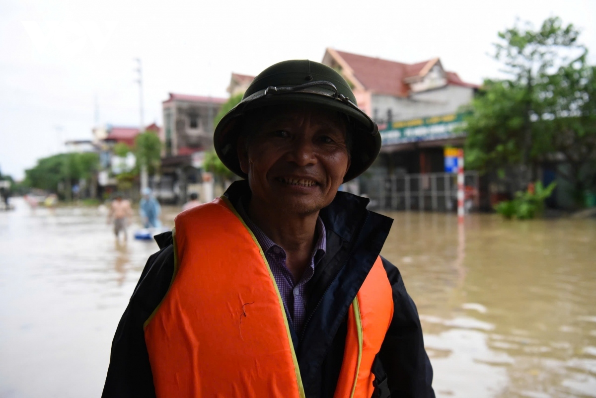 nhung nguoi cheo thuyen dua dong bao tu tam lu thai nguyen den noi an toan hinh anh 2