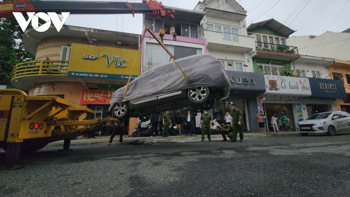 taxi 7 cho boc chay khi dang do giua pho Da lat hinh anh 2